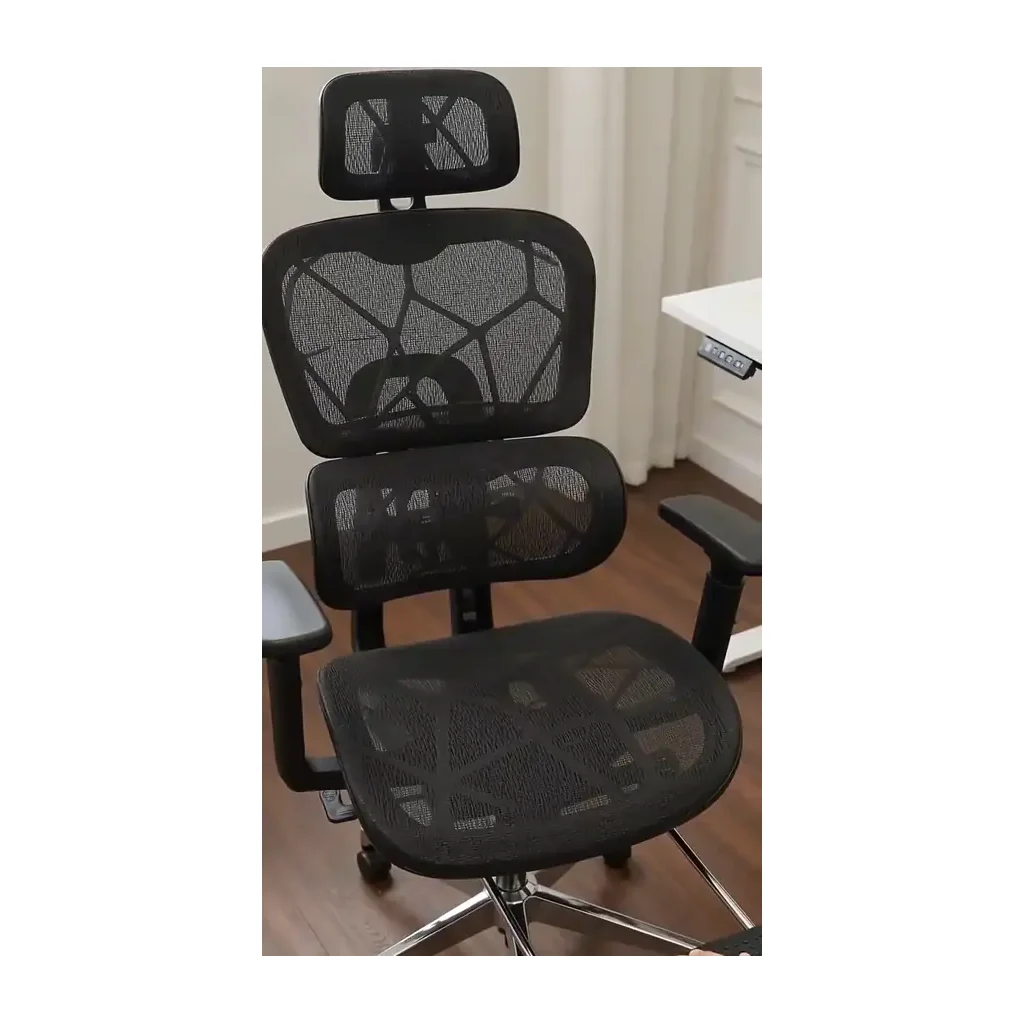 Cadeira ergonômica Mônaco BT07 Luvinco em malha cinza com apoio de cabeça, apoio de braços, apoio para pés retrátil aberto e base cromada, em um escritório